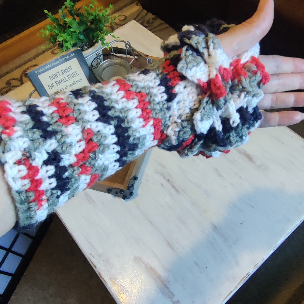 Beautiful Crochet Fingerless Gloves - Picture 4 of 6